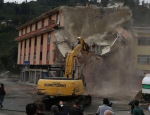 Rize’de altından dere geçen binanın yıkımı tamamlandı