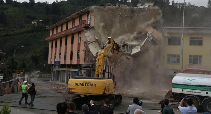 Rize’de altından dere geçen binanın yıkımı tamamlandı