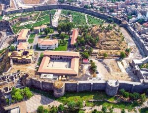 Diyarbakır’ın Sur ilçesinde su kanalı ve tünel bulundu