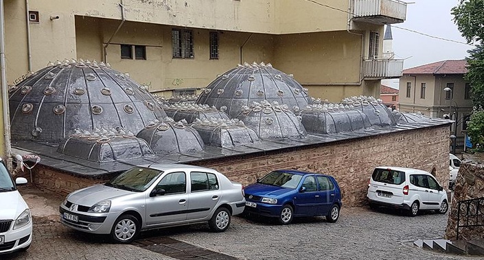 Üzerinde apartman bulunan tarihi hamam restore edildi