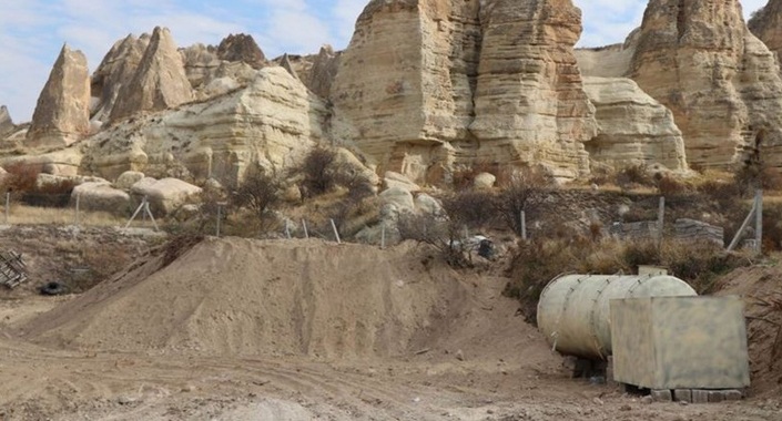 Kapadokya’da kaçak binanın üzeri toprakla örtüldü