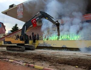 Malatya İnönü Stadı’nda millet bahçesi için yıkım başladı