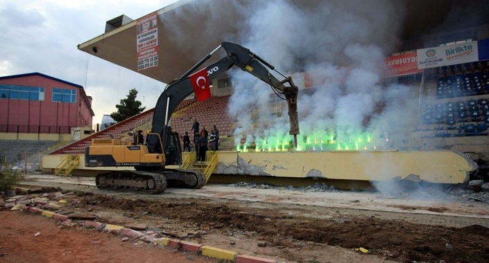 Malatya İnönü Stadı’nda millet bahçesi için yıkım başladı