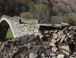 Rize’de zarar gören tarihi kemer köprü ayağı onarılacak