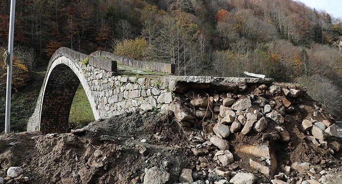 Rize’de zarar gören tarihi kemer köprü ayağı onarılacak