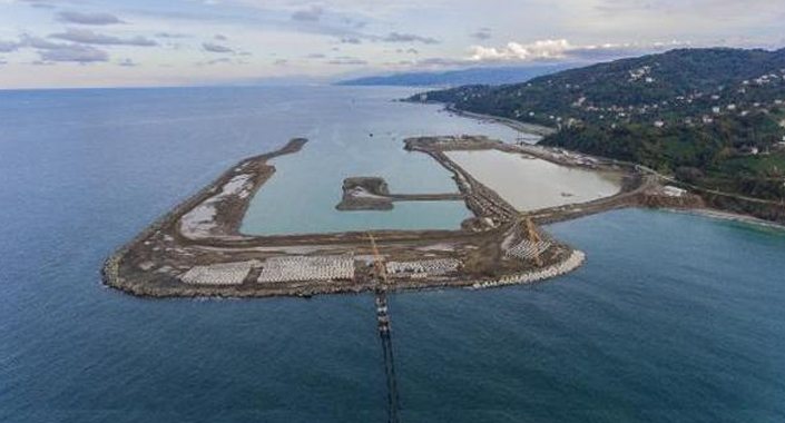 Rize-Artvin Havalimanı’nda denize 14,5 milyon ton taş döküldü