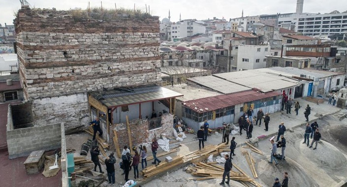Tarihi İrene Kulesi’nin bitişiğindeki kaçak yapı yıkılıyor