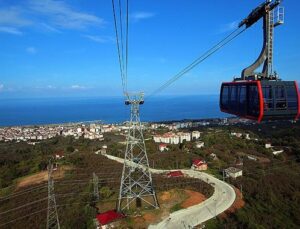 Karadeniz’in en uzun teleferiğinde rengarenk yolculuk