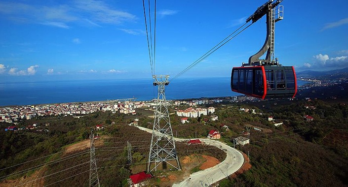 Karadeniz’in en uzun teleferiğinde rengarenk yolculuk