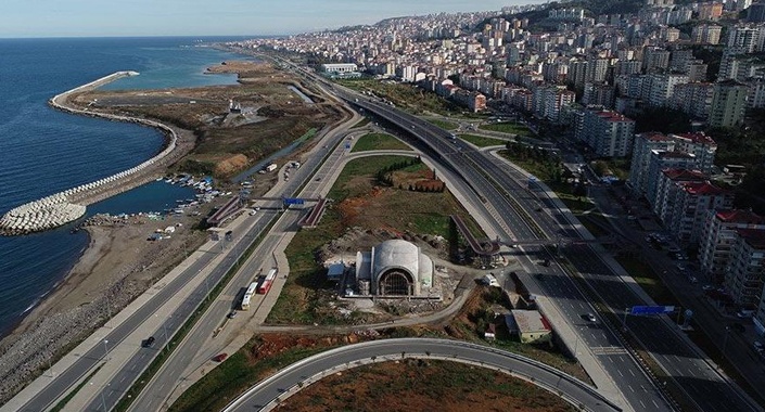 İki yol ortasına yapılan camiye nasıl ulaşılacağı tartışması