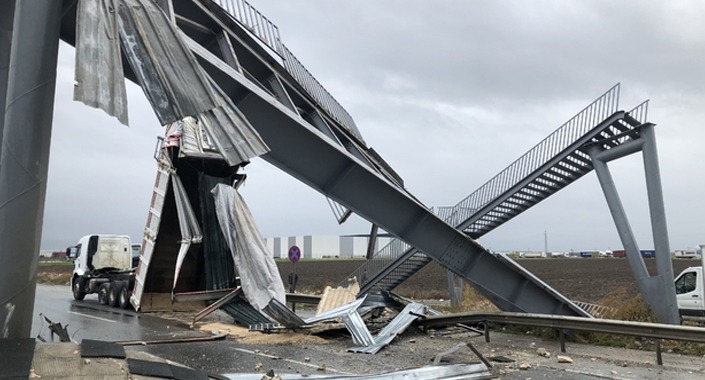 Üst geçit yıkıldı, Edirne-İstanbul yolu trafiğe kapandı