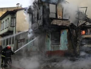 Bursa’da Kayhan Çarşısı’ndaki metruk binada yangın