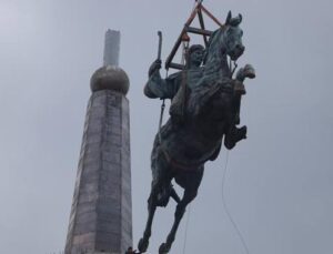 Dev Köroğlu heykeli kaidesine yerleştirildi