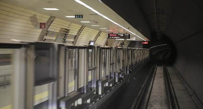 Metro istasyonunda bir kişi raylara düştü