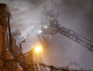 Bayrampaşa’da 4 katlı binada yangın çıktı