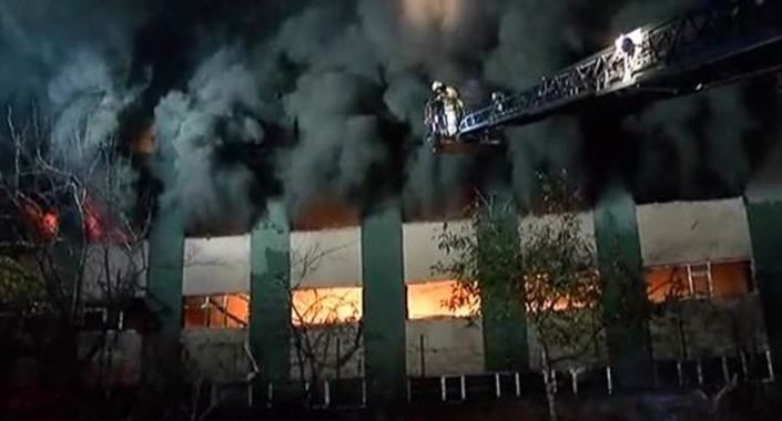 Maltepe’de plastik fabrikasında yangın