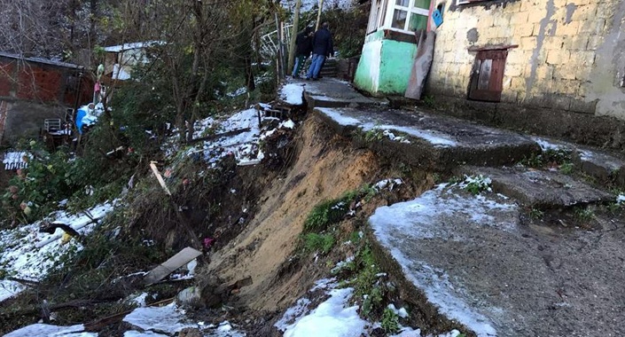 Zonguldak’ta heyelan nedeniyle 11 ev boşaltıldı