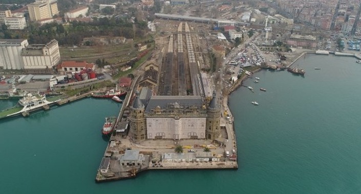 Haydarpaşa Garı’nın çatı restorasyonu havadan görüntülendi