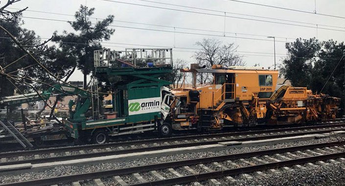 İstanbul’da Marmaray treni ile demiryolu yenileme aracı çarpıştı