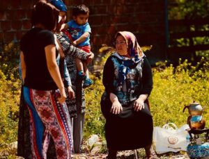 Boş arsada çay demleyerek müteahhidi protesto ediyor