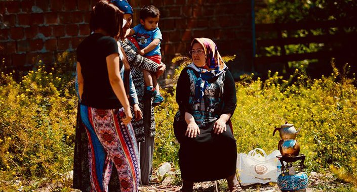 Boş arsada çay demleyerek müteahhidi protesto ediyor