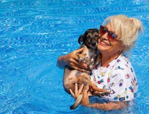 Ortaca’daki havuzlu villasını 85 köpeğe açtı