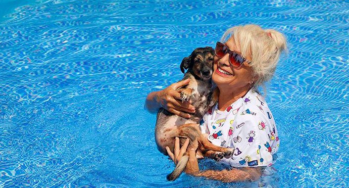 Ortaca’daki havuzlu villasını 85 köpeğe açtı