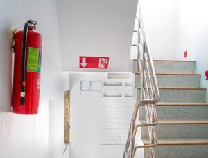 Yangın merdiveni kapısını kilitli tutmak hayati risk taşıyor
