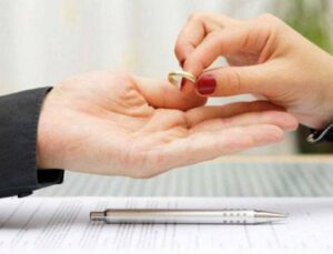 Evlilikte eşe bağışlanan mallar, boşanmada talep edilemez
