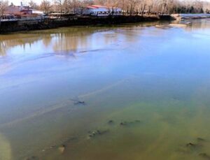 Tarihi Meriç Köprüsü’nün ayakları sular çekilince göründü