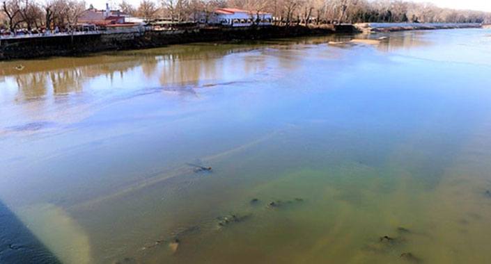 Tarihi Meriç Köprüsü’nün ayakları sular çekilince göründü