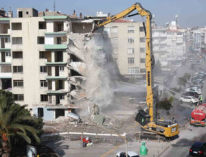 Bostanlı’daki yatık binalarda ilk yıkım başladı