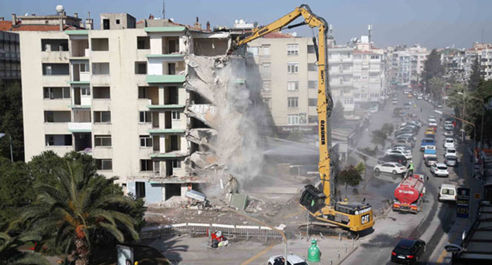 Bostanlı’daki yatık binalarda ilk yıkım başladı
