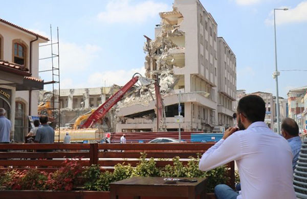 Tarihi yapının yıkımını açık hava sineması gibi izlediler