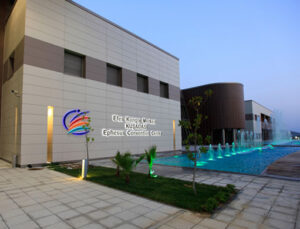 500 milyon liralık Efes Kongre Merkezi çürümeye terk edildi