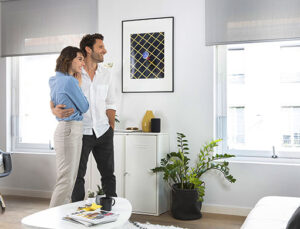 Her eve tek dokunuşla açılan perde