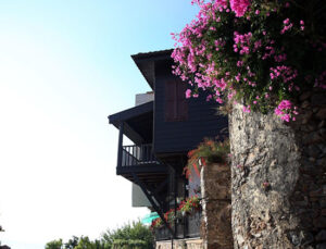 Alanya Tophane Mahallesi sakinleri tarihle iç içe yaşıyor