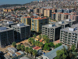 İzmir’de depremzedeler yeni evlerine kavuşmaya başlıyor