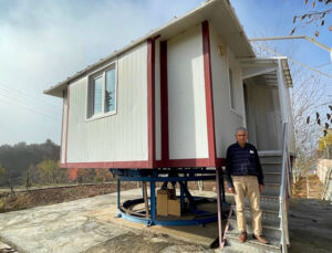 Misafirlerini kendi tasarladığı ‘dönen ev’de ağırlıyor