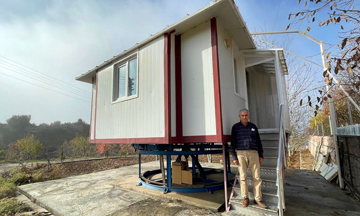 Misafirlerini kendi tasarladığı ‘dönen ev’de ağırlıyor