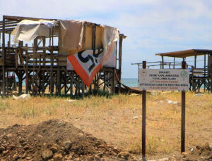 Aksu sahilindeki 700 çardak yıkılmayınca tatilciler yerleşti