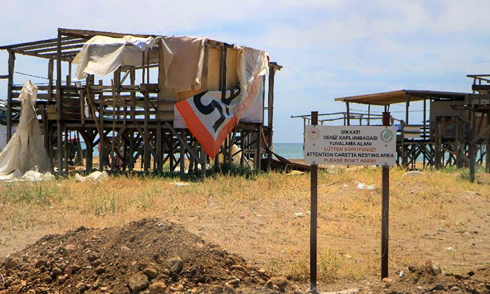 Aksu sahilindeki 700 çardak yıkılmayınca tatilciler yerleşti