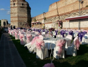 Topkapı Surları yıllardır depo ve düğün salonu olarak kullanılıyor