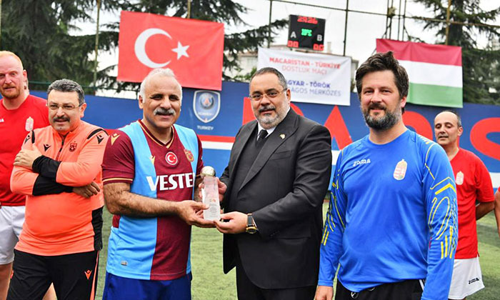 Yeşil sahada Trabzonspor, halı sahada ‘dostluk’ kazandı