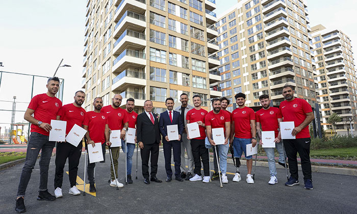 Ağaoğlu’ndan şampiyonlara 100. yılda 100 milyon liralık daire!