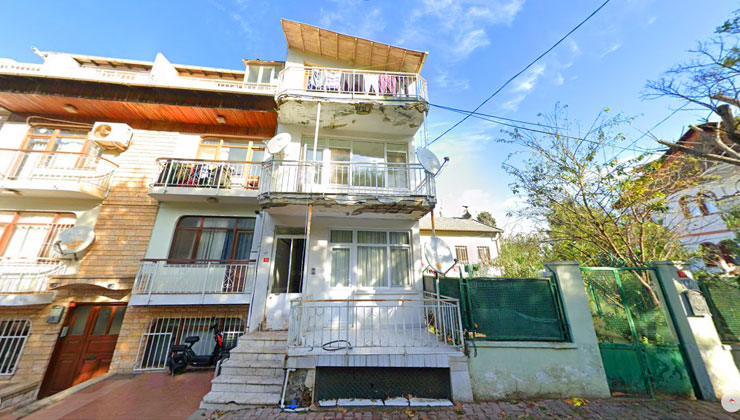 Büyükada’da satılık deniz manzaralı ahşap bina!