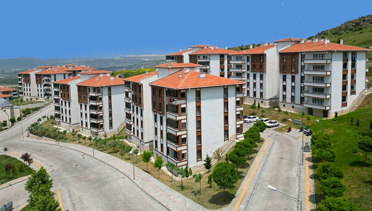 TOKİ gençlere “Sakın evlenmeyin” dedi