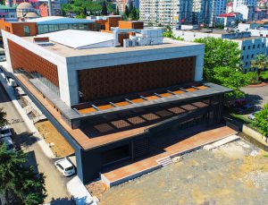 Akçabat Kültür Merkezi’ndeki kafe, teras ve bahçe 10 yıllığına kiralık!