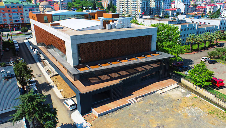 Akçabat Kültür Merkezi’ndeki kafe, teras ve bahçe 10 yıllığına kiralık!