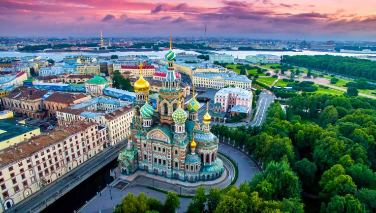 Moskova ile Petersburg lüks konutta hız kesti